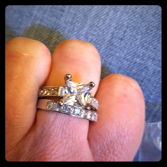 Engagement ring - Picture 1 of 1